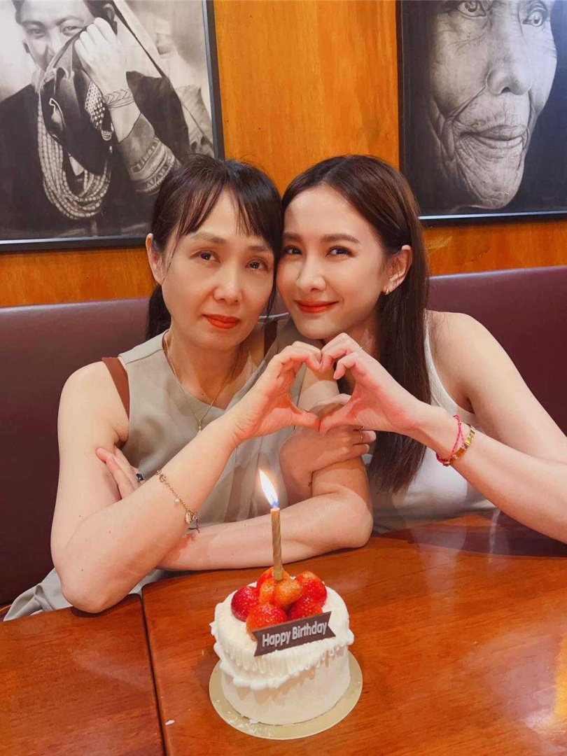 安心亞（右）學著站在媽媽立場思考，母女感情更加緊密。（圖／摘自安心亞臉書）