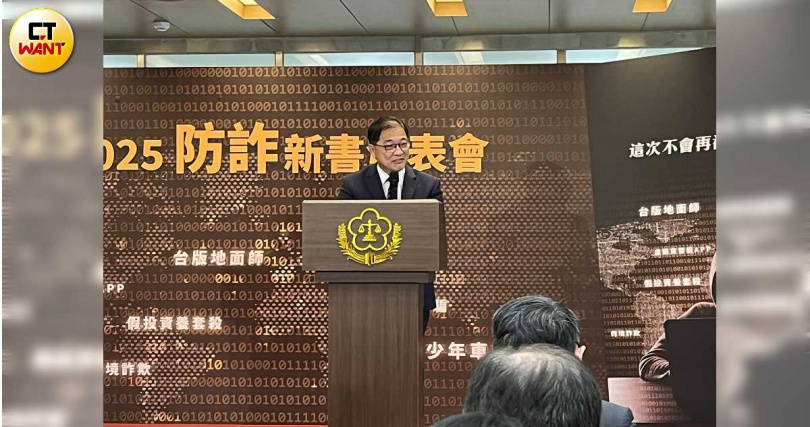 法務部長鄭銘謙希望《這次不會再被騙了吧！》第二輯成為全民隨身的防詐工具書。（圖／項程鎮攝）