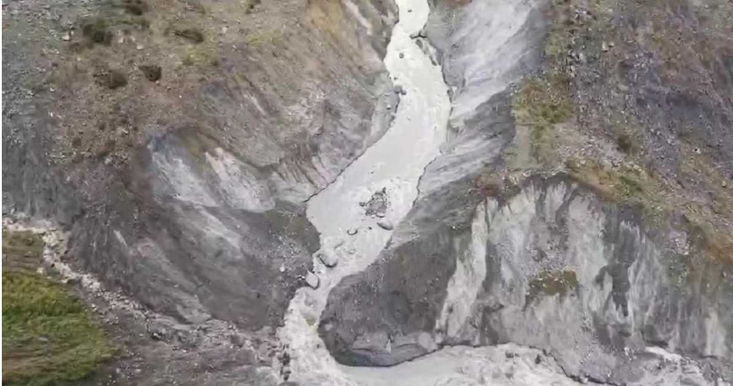 草嶺潭水從切口處平穩往下游流出，3天內變回清水溪，堪稱大自然教科書等級的示現（圖／第四河川分署）