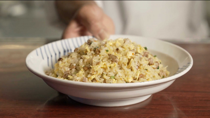 招牌料理「納豆炒飯」曾獲得日本天團嵐的櫻井翔在節目中推薦。(圖/希望影視提供)