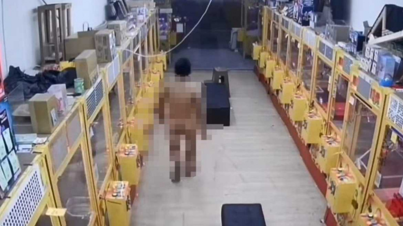 遊民裸體攻擊人。（圖／翻攝記者爆料網）