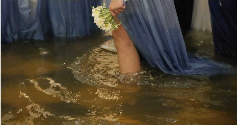 親友脫鞋涉水見證婚禮，大家齊心完成這場「水中婚禮」。