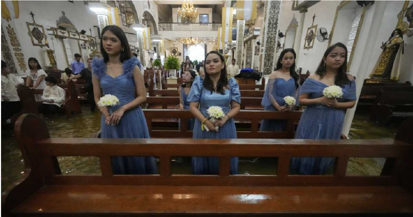 親友脫鞋涉水見證婚禮，大家齊心完成這場「水中婚禮」。