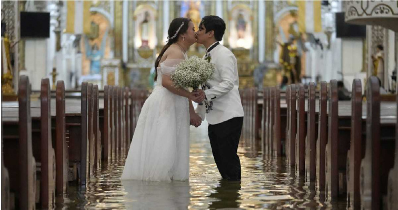 親友脫鞋涉水見證婚禮，大家齊心完成這場「水中婚禮」。