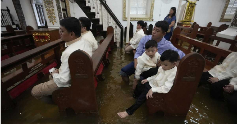 賓客們不畏積水，現場氛圍浪漫感人。