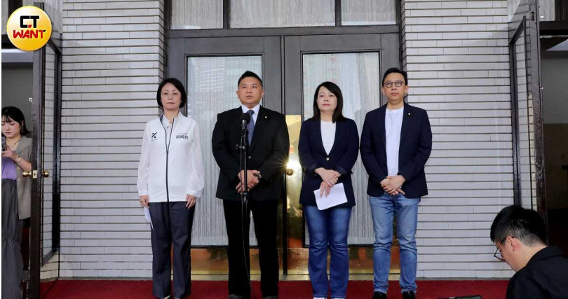 國民黨立委吳宗憲(左二)在開票後說明,決定大法官被提名人是否適任,最關鍵的判斷依據,就是這些人,有沒有勇氣對抗執政者(圖/周志龍攝)