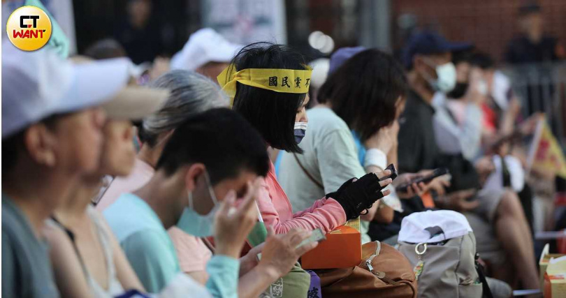 藍白聯軍攜手抗衡大罷免，25：0大罷免大失敗，讓力挺罷團的綠營支持者不敢置信，在開票日當晚難過掩面，矢言在第二波罷免戰中翻轉戰果（圖／劉耿豪攝）