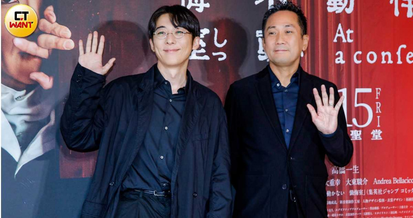 導演渡邊一貴（右）攜手主演高橋一生來台宣傳新片《岸邊露伴一動也不動 懺悔室》。（圖／趙文彬攝）