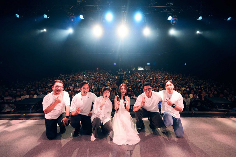 歌迷提前幫郭靜慶生，全場9百位歌迷舉起手幅，合唱生日快樂歌。（圖／寬宏藝術）