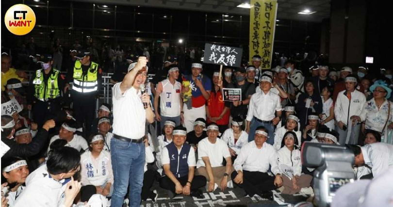 國民黨立委羅智強（站立持麥克風者）認為內閣改組勢在必行。（圖／劉耿豪攝）