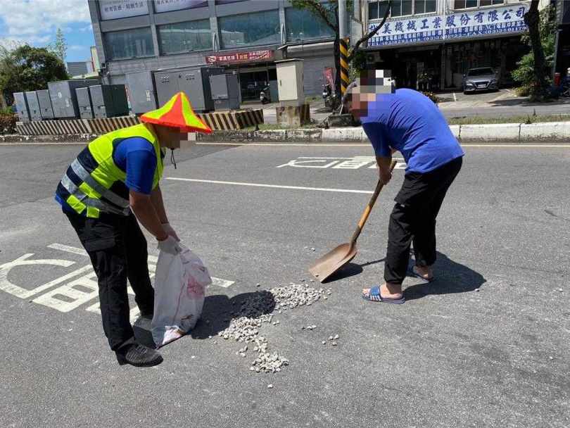 砂石車轉彎釀砂礫噴飛蔓延30公尺,清潔隊獲報到場清理,約1個多小時後恢復通車。(圖/翻攝照片)