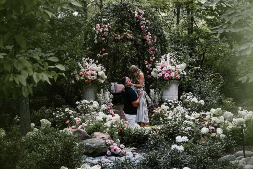 泰勒絲(右)接受男友求婚。(圖/翻攝IG/@taylorswift)