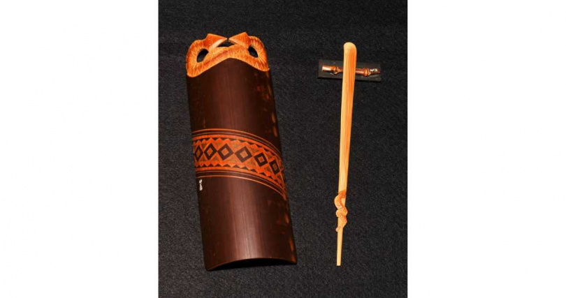 竹雕大師翁明川以原住民圖騰為意象創作的的竹雕茶則與茶匙。（圖╱吳德亮攝）