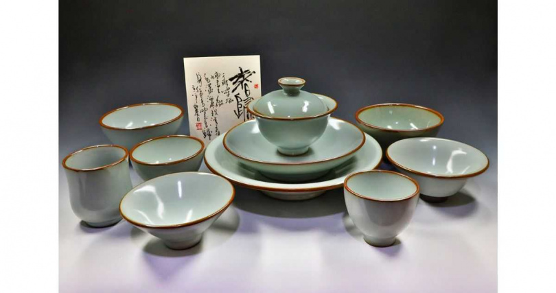 深耕景德鎮紅遍對岸的台灣名家劉欽瑩創作的汝窯「春歸」茶器組。（圖╱吳德亮攝）