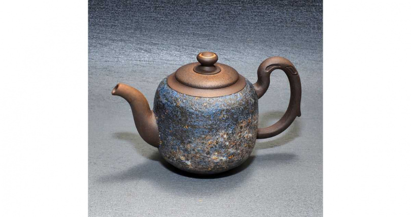 台灣岩礦壺名家葉樺洋滿天星斗的金銀岩礦燒。（圖╱吳德亮攝）