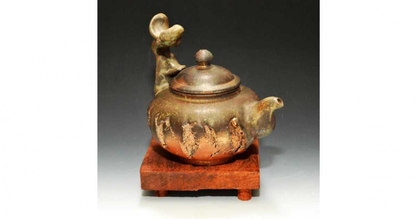 翁國珍大師獨創單手內撐技法成就「大地的省思」作品。（圖╱吳德亮攝）