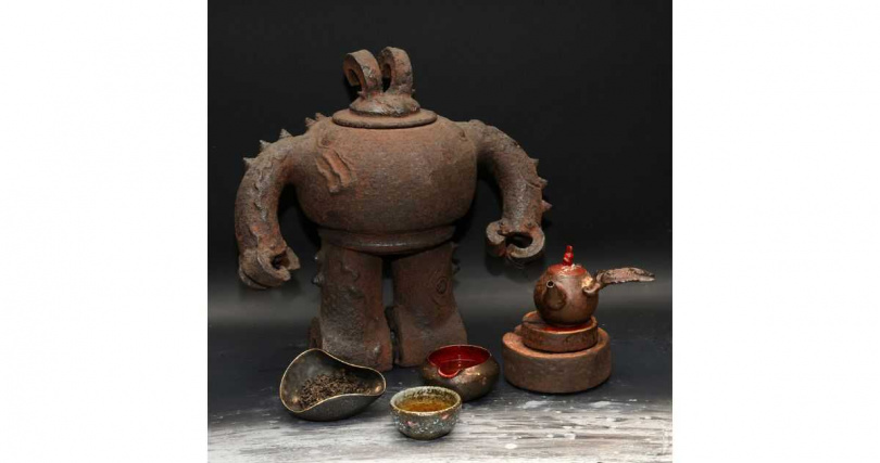 張山飽含超現實主義美學的各種機械獸與變形金剛創作的茶器。（圖╱吳德亮攝）