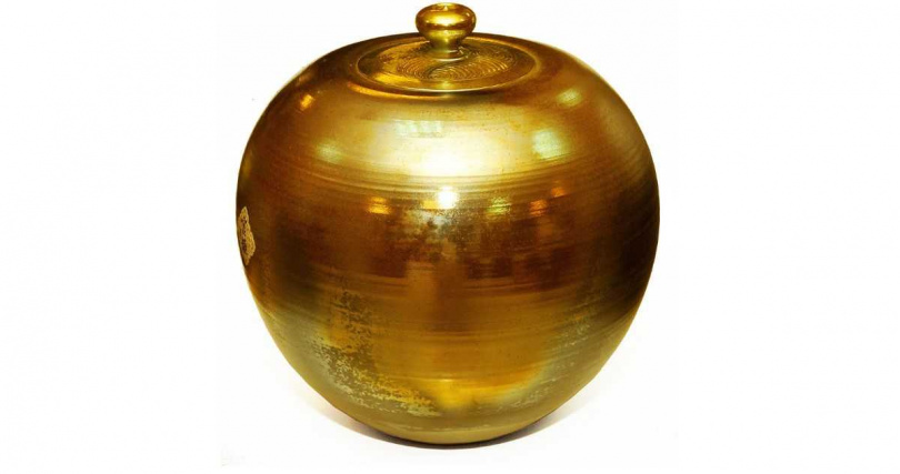 柴燒名家吳金維不用金釉、金箔或任何塗料純以柴燒成就黃金璀璨的茶器。（圖╱吳德亮攝）