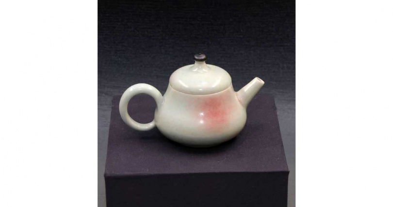 蔡江隆作品色澤飽滿加上層次繽紛的炫燦，又不失深沉內斂的古雅。（圖╱吳德亮攝）