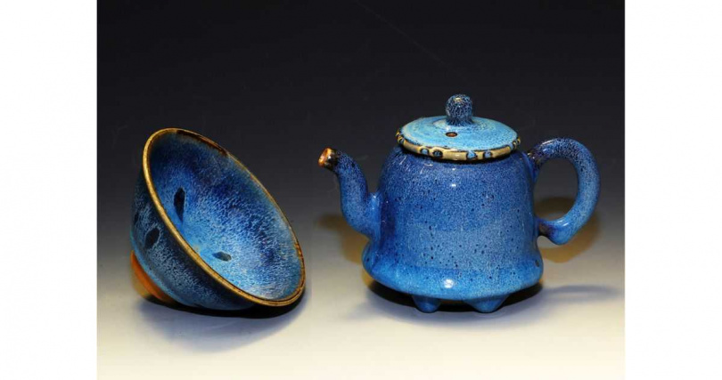 柴燒名家陳金旺有如浩瀚星際中曼妙共舞飛天女神的藍瀑星空與天目盞。（圖╱吳德亮攝）