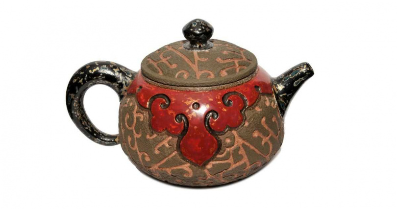 李幸龍以漆藝注入陶燒成就的多元創作壺。（圖╱吳德亮攝）