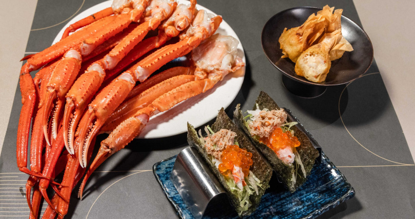 秋天正值品蟹好時節，台北旭集三間門市於9月30日前，不只有無限自取的雪蟹腳，兩道秋蟹美饌〈蟹膏蟹肉鮭卵手捲〉及〈香穗雪蟹茶巾揚〉9月15日起也同步上桌。（圖片提供／饗賓集團）