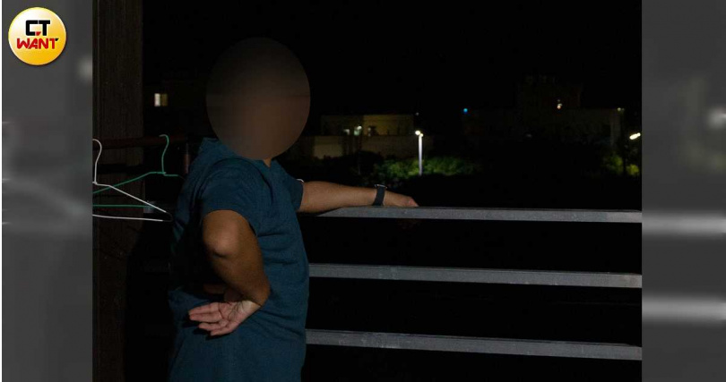 琉球國中代理老師阿邦為死去的戰友莊佳樺出庭作證後,遭到校長蘇傳桔屢屢針對。(圖/黃威彬攝)