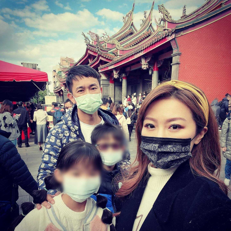 多年來佩甄都保持著會去行天宮拜拜求闔家平安事業順利的好習慣。(圖/翻攝自佩甄臉書)