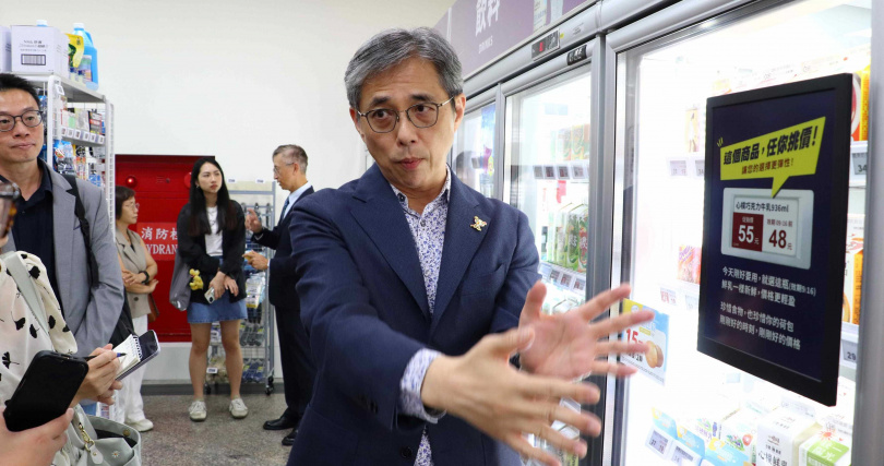 三商家購董事總經理邱光隆展示電子價卡的多元應用。（圖片提供／美廉社）