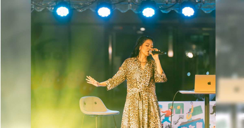 姑慕‧巴紹奪下今年的金曲原住民語歌手。(圖/北流提供)