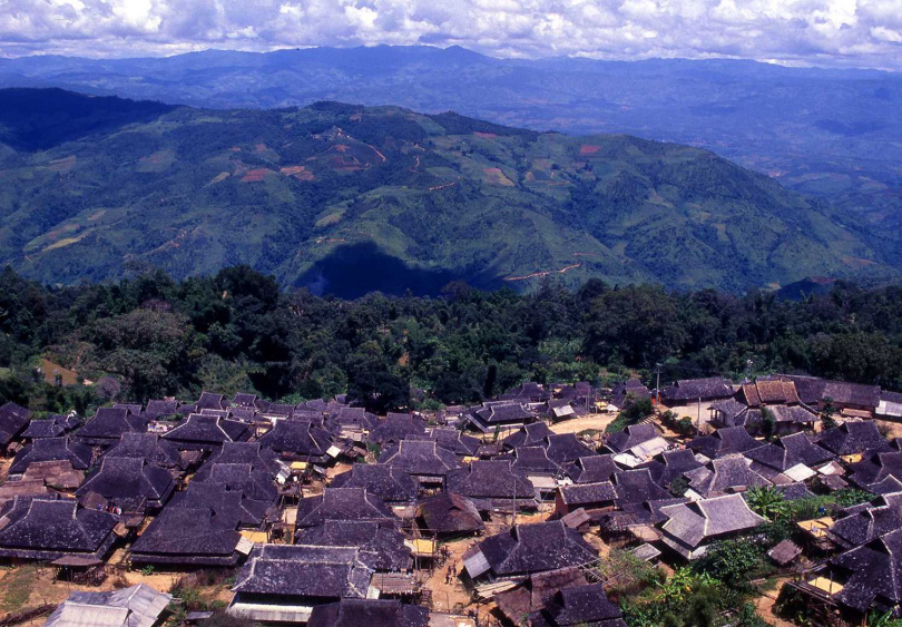 景邁山茶園與族人共榮共存的史詩般磅礴傣寨。（圖／吳德亮攝）