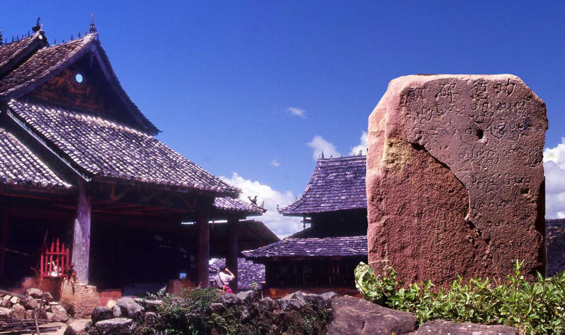 景邁山芒景緬寺木塔石碑的傣文記載，證實景邁古茶園已有1300多年的歷史，可惜部分文字已毀損。（圖／吳德亮攝）