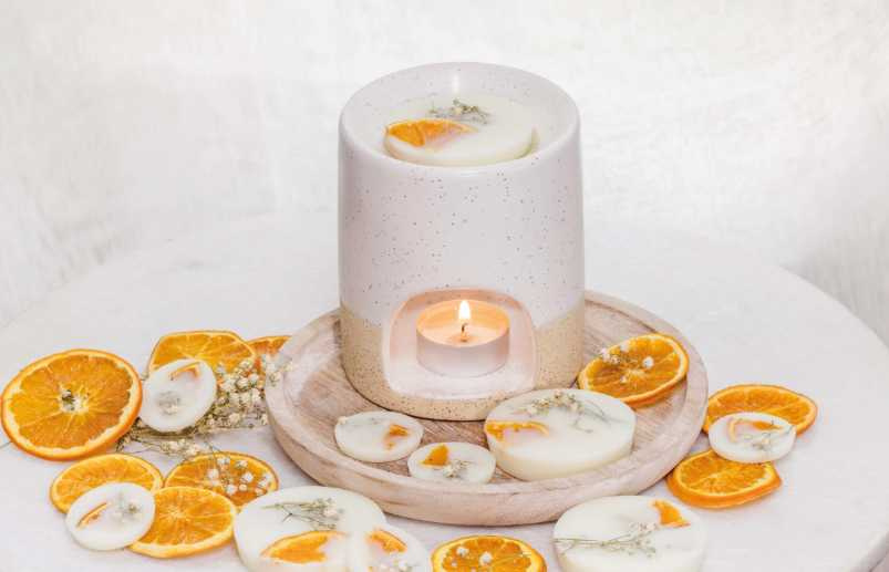 STONEGLOW 簡約陶瓷香薰座／650元、香氛蠟 124g (約10片) ／900元（圖／品牌提供）
