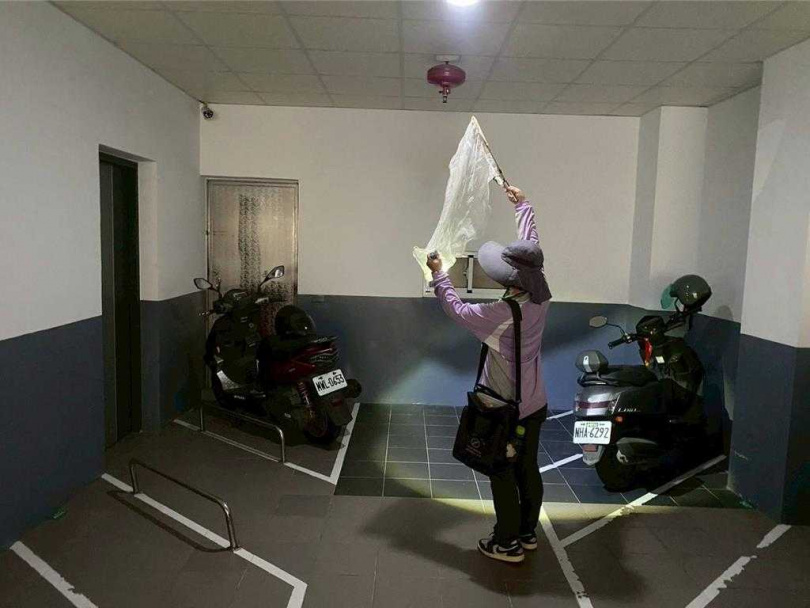 國家衛生研究院進行台南登革熱大流行後血清流行病學調查研究,初步研究得知台南民眾體內登革熱陽性率逾1成。圖為防疫人員進行登革熱防治。(圖/衛生局提供)