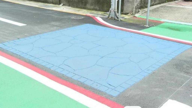 台北市推行的「行人友善區」，提供行人無障礙步行環境並管制車輛使用，鋪面為「藍色」意象，但並無罰則依據。（圖／台北市議員陳宥丞提供）