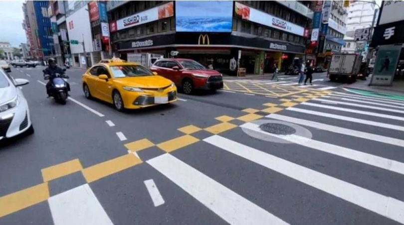 陳宥丞也說，在斑馬線旁邊畫設的黃色格子，｢彩色標記行穿線｣ ， 台北市已畫設592處，但仍有許多的市民不清楚標線代表甚麼意思。（圖／台北市議員陳宥丞提供）