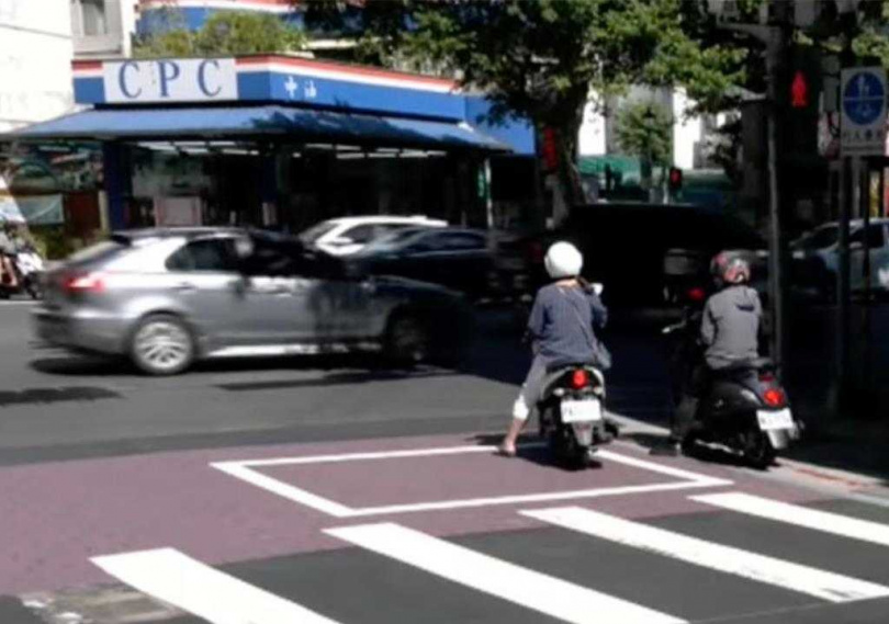 由中央推動的「行人優先區」以行人步行為優先，雖無特定鋪面顏色意象，但陳宥丞直言不能任由當地里長選擇顏色意象，這不是觀光推廣，是交通專業。（圖／台北市議員陳宥丞提供）