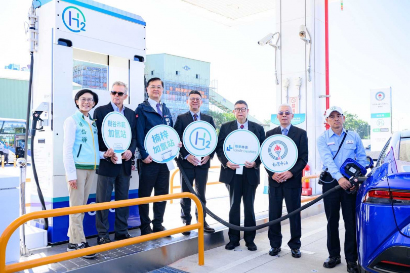 現場示範加氫站操作流程，展示350 bar與700 bar 加氫設備運作情形，呈現氫能載具補給的實際應用與安全管理。（圖片提供／中油）