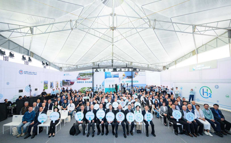 產官學界近200位貴賓齊聚啟用典禮現場，合影見證國內首座加氫站正式投入營運的重要時刻。（圖片提供／中油）