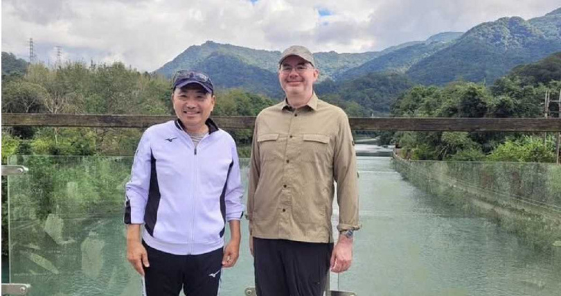 新北市長侯友宜（左）長期和美國在台協會（AIT）官員保持友好互動，常一同至新北市郊區尋幽訪勝，2024年競選總統時更一度獲AIT全力相助。圖為近期侯友宜與AIT處長谷立言（Raymond F. Greene）（右）相約優遊新北茶鄉坪林留下的合影。（圖／翻攝自美國在臺協會臉書）