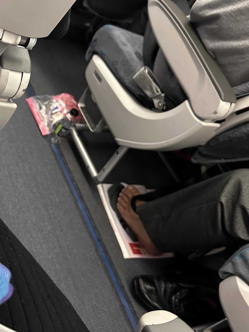 民眾目擊有乘客將飛機上的雜誌拿來踩腳。（圖／Threads／＠0315chiao）