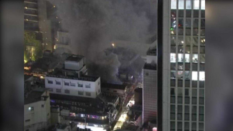 曾根崎2丁目一間餐廳起火,消防人員到場灌救。(圖/翻攝自關西電視台)