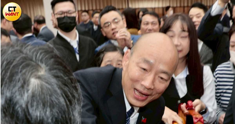 立法院長韓國瑜（圖）宣布民眾黨團所提政院應與美在期限前簽署特定軍購品項發價書一案逕付二讀。（圖／黃耀徵攝）