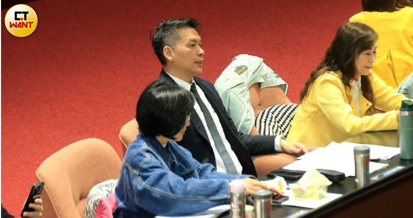 立委李柏毅（中）被民眾黨團提案希望移送立法院紀律委員會。（圖／周志龍攝）