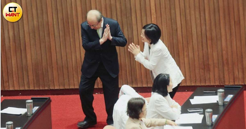 立委李貞秀（右站立者）16日「對空質詢」15分鐘讓所屬的民眾黨團看不下去。（圖／周志龍攝）