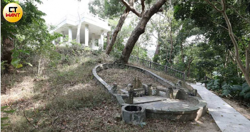 一名出身平埔族的許潘愛娘女士之墓在士林官邸屹立不搖超過一甲子,蔚為奇談。(圖/方萬民攝)