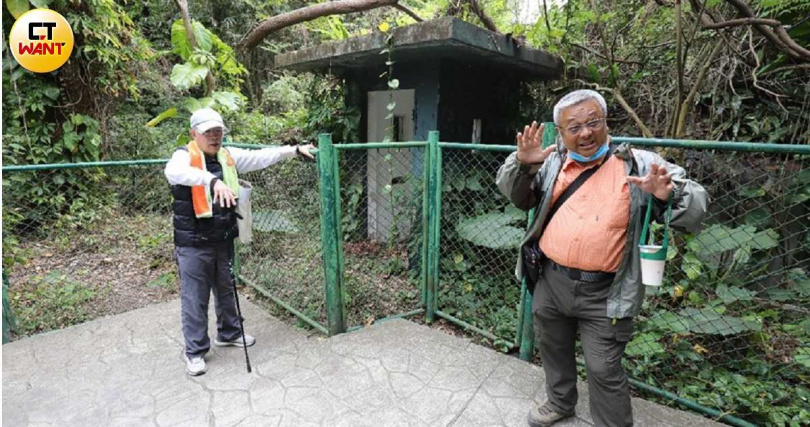 81歲的士林官邸導覽志工林啟生(左)近30年來只要有空,每周六下午都在士林官邸帶導覽,對蔣家文物研究甚深的學者蕭文杰(右)直呼真是不簡單。(圖/方萬民攝)