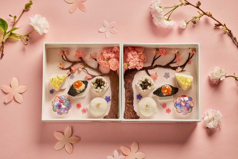 「花見物語」春夏重箱下午茶以頂級法芙娜巧克力手工打造的「巧克力櫻花樹」，彷彿置身櫻花樹下，感受花瓣輕落的愜意片刻。（圖／The Ukai Taipei提供）