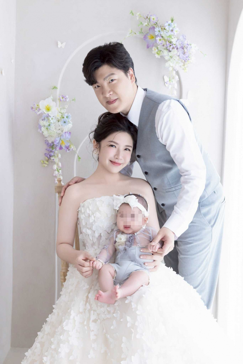 生了寶貝女兒，鄭亦真笑指老公現在完全是女兒傻瓜。（圖／親愛的莉絲攝影團隊提供提供）