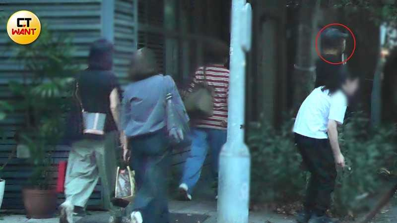 約6點多聚會結束後,阮經天帶著經紀人柴曉倩、兩位女性友人到家中坐坐。(圖/本刊攝影組)